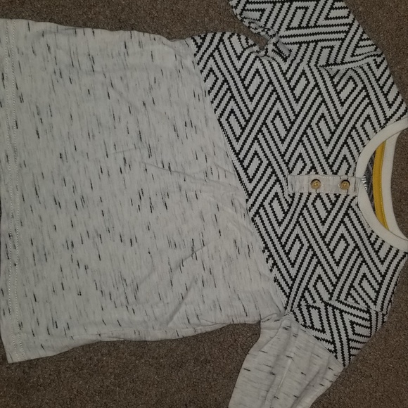 Bundle: 5 shirts & 1 pair of jeans - Picture 3 of 8